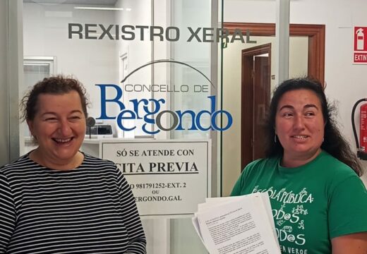 A comunidade educativa de Bergondo entrega 1.282 firmas na Consellería de Educación polo recorte de persoal no CPI Cruz do Sar